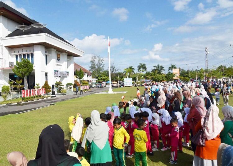 Wali Kota Pariaman, Yota Balad, mengikuti senam massal bersama 1.200 anak TK dan PAUD se-Kota Pariaman di halaman Balai Kota Pariaman, Rabu (17/6/2026).