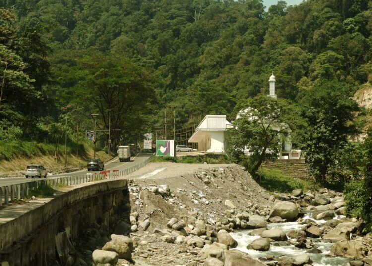 Pemerintah Provinsi Sumatera Barat (Pemprov Sumbar) memenangkan gugatan tata usaha negara tingkat pertama melawan PT Hidayah Syariah Hotel (HSH) di Pengadilan Tata Usaha Negara (PTUN) Padang. Gugatan dengan nomor perkara 53/G/LH/2025/PTUN.PDG ini terkait penertiban bangunan kerangka hotel, warkop, dan masjid di kawasan cagar alam Lembah Anai.