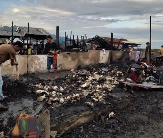 Tiga unit rumah dan satu tempat pembuatan ikan asin terbakar di Jorong Kampung Padang Selatan, Nagari Air Bangis, Kecamatan Sungai Beremas, Kabupaten Pasaman Barat, Sumatera Barat, pada Kamis (18/6/2026) dini hari.