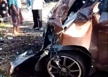 Avanza Tabrakan dengan Truk Boks di Solok, Bagian Depan Remuk Parah