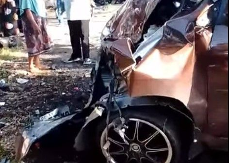 Sebuah Toyota Avanza bertabrakan dengan truk boks di Nagari Sumani, Kecamatan X Koto Singkarak, Kabupaten Solok, pada Jumat (19/6/2026) pagi. Akibat tabrakan tersebut, bagian depan Avanza ringsek parah.