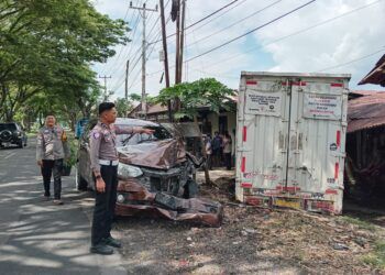 Hindari Mobil Berhenti Mendadak, Truk Boks Tabrakan dengan Minibus di Solok