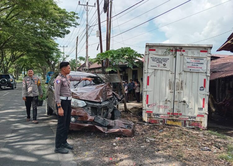 Mobil Xenia ringsek parah setelah bertabrakan dengan truk boks Mitsubishi Colt Diesel di Jorong Sumagek, Nagari Sumani, Kecamatan X Koto Singkarak, Kabupaten Solok, pada Jumat (19/6/2026) pagi. Foto: Polres Solok Kota