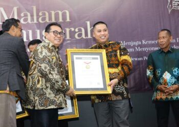 Wako Padang Panjang Terima Penghargaan Sahabat Pers Indonesia pada Anugerah SMSI 2026