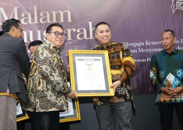 Wali Kota Padang Panjang, Hendri Arnis, menerima Anugerah Sahabat Pers Indonesia dalam ajang Malam Anugerah Serikat Media Siber Indonesia (SMSI) 2026 yang digelar di Hall Dewan Pers, Jakarta, Kamis (18/6/2026).