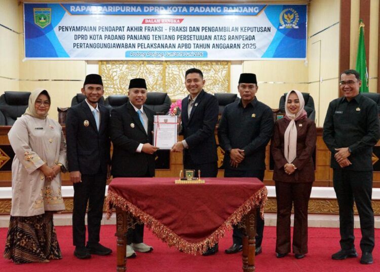 Dewan Perwakilan Rakyat Daerah (DPRD) Kota Padang Panjang bersama Pemerintah Kota Padang Panjang menyepakati Rancangan Peraturan Daerah (Ranperda) tentang Pertanggungjawaban Pelaksanaan APBD Tahun Anggaran 2025 untuk ditetapkan menjadi Peraturan Daerah (Perda). Kesepakatan tersebut dicapai dalam Rapat Paripurna DPRD yang digelar di Ruang Sidang DPRD, Jumat (19/6/2026).