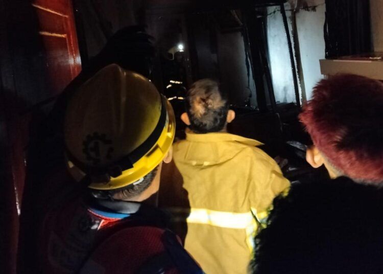 Petugas memadamkan api yang membakar sebuah rumah di Jorong Piladang, Nagari Batu Ampa, Kecamatan Akabiluru, Kabupaten Lima Puluh Kota, Sumatera Barat, pada Jumat (19/6/2026) malam.