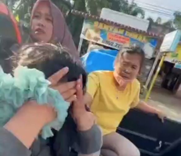Sejumlah emak-emak meneriaki seorang perempuan sebutan pelakor (perebut laki orang) di atas mobil pikap yang melaju di kawasan Nagari Sungai Duo, Kecamatan Sitiung, Kabupaten Dharmasraya, Sumatera Barat. Foto: Tangkapan layar media sosial