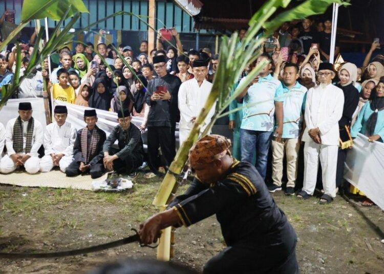 Masyarakat Pariaman kembali melaksanakan prosesi Maambiak atau manabang Batang Pisang (menebang batang pisang) dalam rangkaian Pesona Hoyak Tabuik Pariaman 2026, pada Sabtu (20/6) sore.