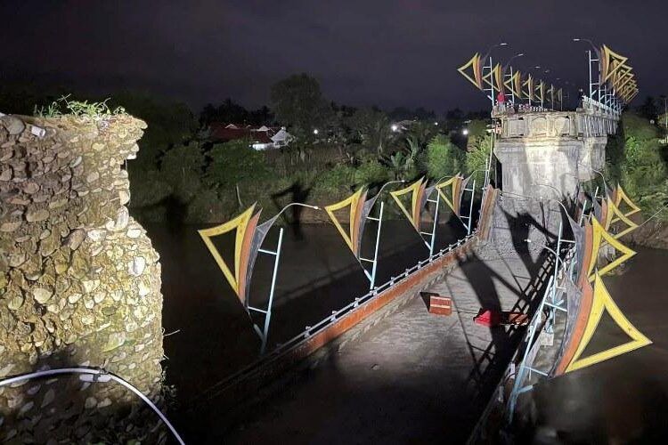 Jembatan Sikabu di Kecamatan Lubuk Alung, Kabupaten Padang Pariaman, roboh total pada 2023. Foto: Ist