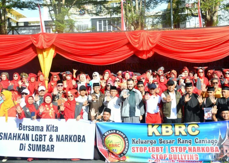 Wali Kota Padang, Fadly Amran, dan wakilnya, Maigus Nasir, berfoto bersama pejabat dan tokoh lainnya setelah menandatangani Deklarasi Antinarkoba dan LGBT di kawasan Car Free Day depan Markas Polda Sumbar pada Minggu (21/6/2026) pagi. Foto: Pemko Padang
