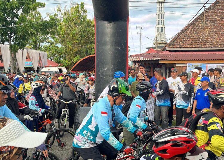 Kegiatan bersepeda santai yang juga mengusung aksi sosial ini dilepas langsung oleh Wakil Wali Kota Pariaman, Mulyadi, di depan Masjid Raya Kampung Baru, Kecamatan Pariaman Tengah, Kota Pariaman, Minggu (21/6).