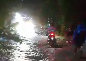 Jalan Padang–Pesisir Selatan Dipenuhi Material Longsor, Akses Lalu Lintas Terganggu
