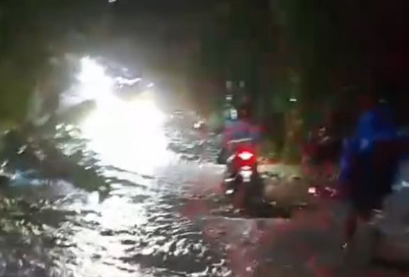 Jalan lintas Padang–Pesisir Selatan, tepatnya di Jalan Leter S menuju Sungai Pisang, Teluk Kabung Selatan, Padang, dipenuhi material longsor pada Minggu (21/6/2026) malam. Foto: Tangkapan layar media sosial