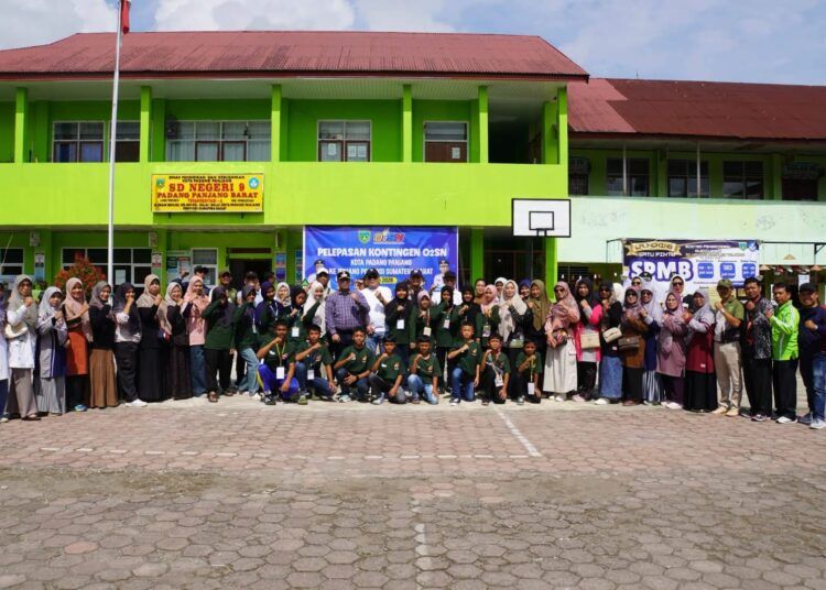 Wali Kota Padang Panjang, Hendri Arnis, melepas 20 atlet untuk berlaga pada Olimpiade Olahraga Siswa Nasional (O2SN) Tingkat Provinsi Sumatera Barat di SDN Komplek Balai-Balai, Minggu (21/6).