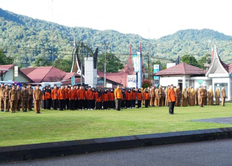 Wali Kota Padang Panjang, Hendri Arnis, memimpin Apel Siaga Sensus Ekonomi 2026 dan Pencanangan Kelurahan Cinta Statistik (Kelurahan Cantik) 2026 di halaman Balai Kota, Senin (22/6/2026).
