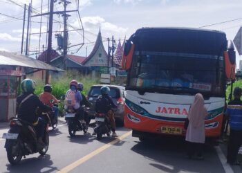Imbas Bus Mogok dan Ramainya Aktivitas Pasar, Jalan Padang–Bukittinggi Macet
