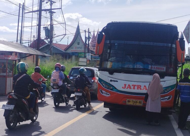 Arus lalu lintas di ruas jalan Bukittinggi–Padang tepatnya di kawasan Koto Baru, Kecamatan X Koto, Kabupaten Tanah Datar, macet pada Senin (22/6/2026). Kemacetan terjadi sejak pagi dan terus berlangsung hingga siang hari.