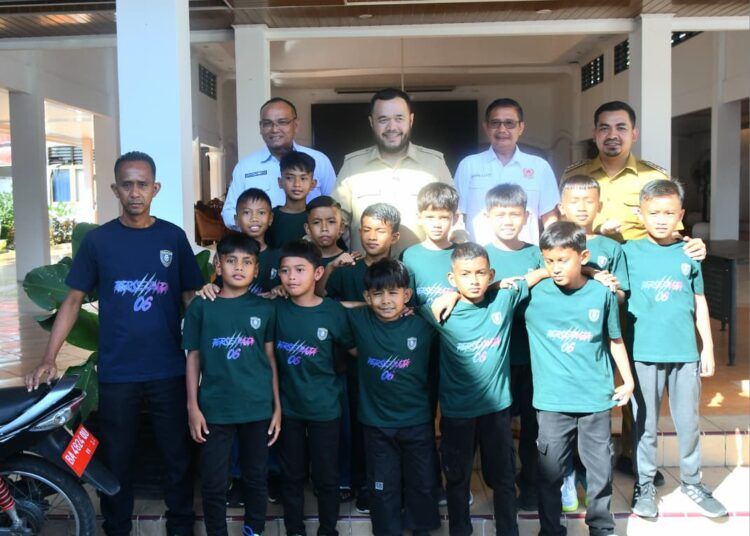 Wali Kota Padang, Fadly Amran melepas keberangkatan tim Sekolah Sepak Bola (SSB) Persepaja 06 Kelompok Usia 11 Tahun (KU-11) yang akan berlaga pada ajang Piala Dunia Anak Indonesia 2026 di Kota Bandung, Jawa Barat. Pelepasan berlangsung di Gedung Putih Kediaman Resmi Wali Kota Padang, Senin (22/6/2026).