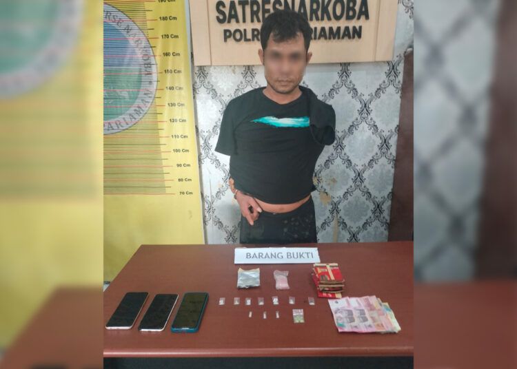 Polisi menangkap pria inisial KR (37) di rumahnya di Kampuang Sato, Desa Pauh Timur, Kecamatan Pariaman Tengah, Kota Pariaman, Sumatera Barat, pada Sabtu (20/6/2026) sekitar pukul 14.15 WIB diduga terlibat dalam peredaran narkotika. Foto: Polres Pariaman