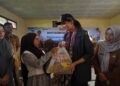 Bupati Dharmasraya Serahkan Bantuan Permakanan untuk Ibu Hamil dan Menyusui di Timpeh