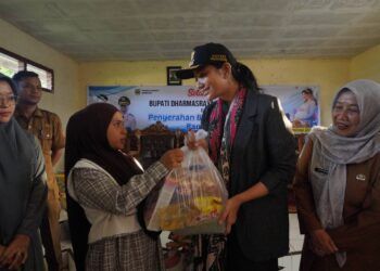 Bupati Dharmasraya Serahkan Bantuan Permakanan untuk Ibu Hamil dan Menyusui di Timpeh