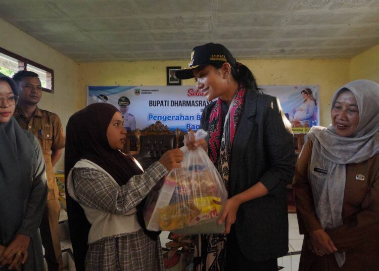 Bupati Dharmasraya, Annisa Suci Ramadhani, menyerahkan bantuan paket permakanan tahap II kepada 19 ibu hamil dan ibu menyusui di Kecamatan Timpeh, Selasa (23/06/2026).