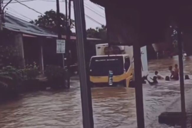 Banjir merendam kawasan Jondul Rawang, Kelurahan Rawang, Kecamatan Padang Selatan, Kota Padang, Sumatera Barat, pada Rabu (24/6/2026). Foto: Tangkapan layar media sosial.