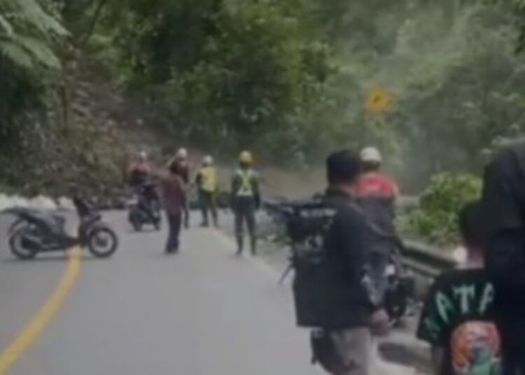 Jalan lintas Padang–Bukittinggi, tepatnya di kawasan Lembah Anai, lumpuh total akibat longsor yang terjadi pada Rabu (24/6/2026) siang. Foto: Tangkapan layar media sosial
