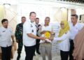 2.211 Keluarga di Pariaman Terima Bantuan Beras dan Minyak Goreng