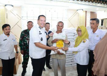 2.211 Keluarga di Pariaman Terima Bantuan Beras dan Minyak Goreng
