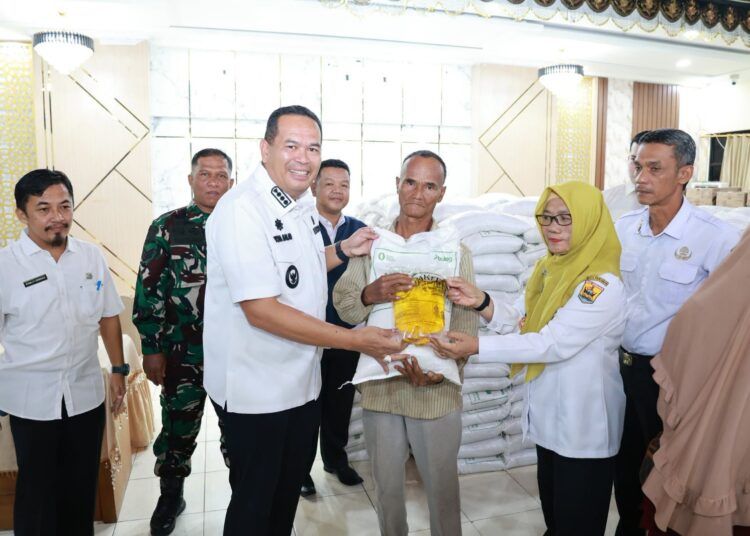 Wali Kota Pariaman Yota Balad menyalurkan bantuan pangan kepada 2.211 Keluarga Penerima Manfaat di Pariaman Selatan berupa 20 kg beras dan 4 liter minyak goreng.