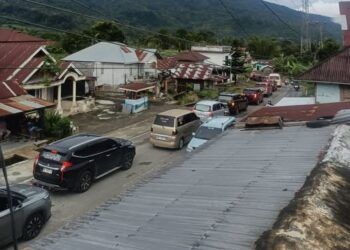 Video: Jalan Lintas Bukittinggi-Padang via Malalak Macet Panjang