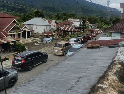 Kemacetan panjang terjadi di Jalan Lintas Bukittinggi–Padang via Malalak pada Rabu sore (24/6). Kepadatan kendaraan diduga terjadi akibat pengalihan arus lalu lintas setelah akses utama di kawasan Lembah Anai lumpuh karena longsor.