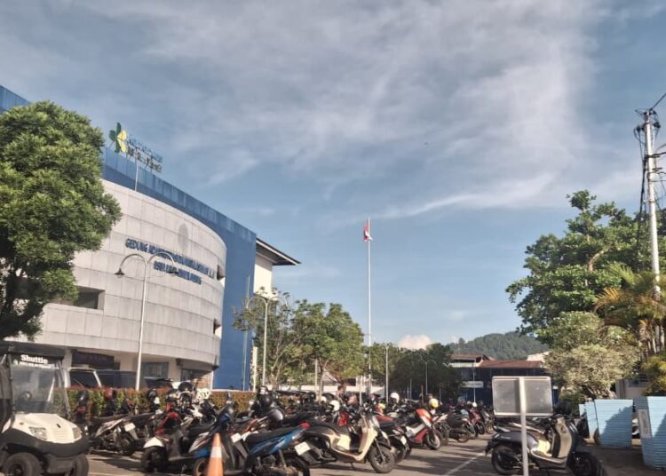 Dosen keperawatan Yudistira Afconeri mengalami cedera panggul setelah terjatuh dari lantai tiga gedung Poltekkes Kemenkes Padang. Korban kini menjalani perawatan di RSUP M Djamil.