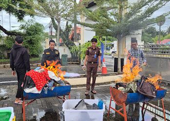 17 Kilogram Ganja dan 151,32 Gram Sabu Dimusnahkan di Pariaman