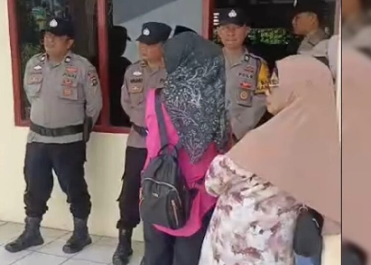 Sejumlah warga menyegel Kantor Kerapatan Adat Nagari (KAN) Lubuk Kilangan, Kota Padang, Sumatera Barat, pada Kamis (25/6/2026) pagi. Foto: Tangkapan layar media sosial