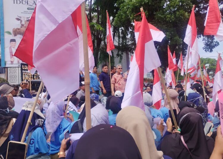 Sejumlah orang yang tergabung dalam relawan program Makan Bergizi Gratis (MBG) melakukan aksi damai di depan Gedung DPRD Sumatra Barat pada Kamis (25/6/2026) pagi.
