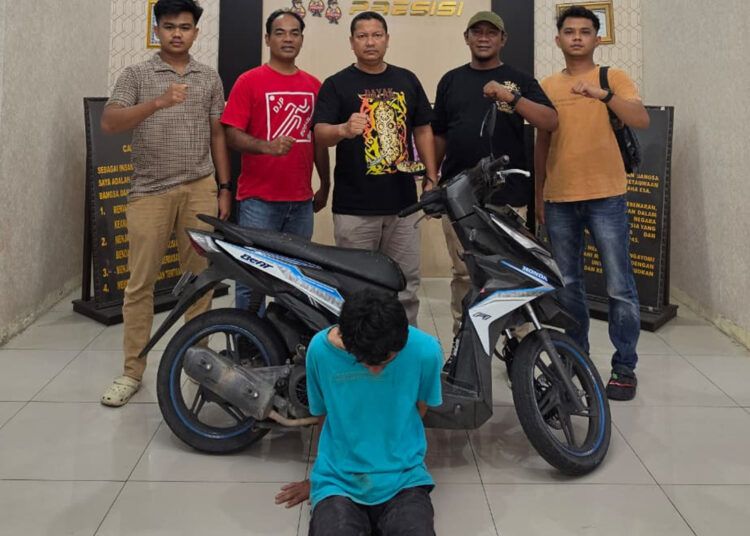 Polisi menangkap pria inisial AR (29) di Pasar Kinali, Kecamatan Kinali, Kabupaten Pasaman Barat, Sumatera Barat, pada Kamis (25/6/2026) dini hari karena diduga mencuri motor. Ia merupakan warga setempat. Foto: Polres Agam