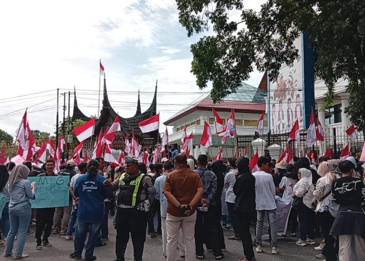 Ratusan orang yang tergabung dalam Aliansi Relawan Makan Bergizi Gratis (MBG) Sumatera Barat mendatangi kantor DPRD Sumatera Barat untuk menyampaikan aspirasi agar program tersebut tetap dilanjutkan, Kamis (25/6/2026).
