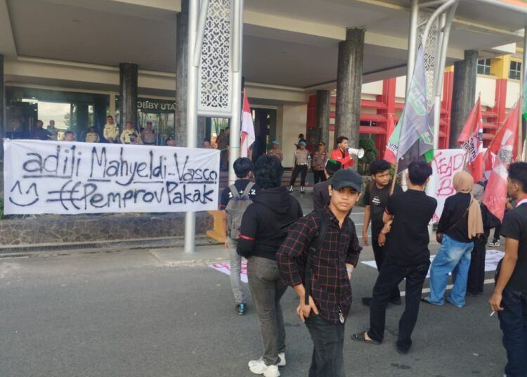 Puluhan mahasiswa dari berbagai organisasi kemahasiswaan kembali menggelar aksi demonstrasi di Kantor Gubernur Sumatera Barat (Sumbar), Kamis (25/6/2026) sore. Dalam aksi tersebut, massa menyampaikan sejumlah tuntutan terkait isu daerah, mulai dari penggunaan anggaran daerah, pertambangan emas ilegal, hingga pengawasan distribusi bahan bakar minyak (BBM).