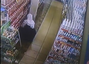 Video: Aksi Emak-Emak Diduga Mencuri Susu Terekam CCTV di Solok Selatan