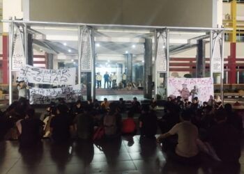 Demo di Kantor Gubernur Sumbar, Mahasiswa Bentangkan Spanduk “Adili Mahyeldi-Vasko, Pemprov Pakak”