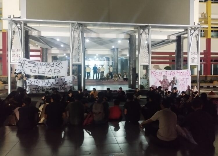 Puluhan mahasiswa dari berbagai organisasi kemahasiswaan menggelar aksi demonstrasi di Kantor Gubernur Sumatera Barat (Sumbar), Kamis (25/6/2026). Aksi tersebut diwarnai pembentangan spanduk bertuliskan “Adili Mahyeldi-Vasko, #Pemprov Pakak” sebagai bentuk kritik terhadap pemerintah daerah.