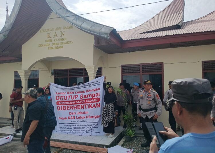 Sejumlah massa yang tergabung dalam Gerakan 6 Suku Peduli Lubuk Kilangan menggelar aksi demonstrasi di depan Kantor Kerapatan Adat Nagari (KAN) Lubuk Kilangan, Kota Padang, Kamis (25/6/2026) pagi. Dalam aksi tersebut, massa menyuarakan tuntutan agar kantor lembaga adat tersebut ditutup.