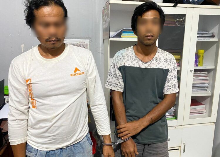 Polisi menangkap dua pria yang diduga mencuri bantalan rel kereta api di sebuah pondok kebun durian di Korong Pasa Surau, Nagari Guguak, Kecamatan 2x11 Kayu Tanam, Kabupaten Padang Pariaman, Sumatera Barat, pada Kamis (25/6/2026). Foto: Polres Padang Pariaman