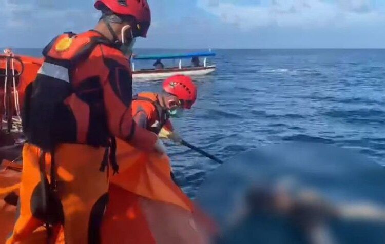 Nelayan bernama Arabian, usia 50 tahun, yang dilaporkan hilang di perairan Pulau Bugei, Kecamatan Siberut Selatan, Kabupaten Kepulauan Mentawai, Sumatera Barat, ditemukan meninggal dunia pada Jumat (26/6/2026) sekitar pukul 14.30 WIB.
