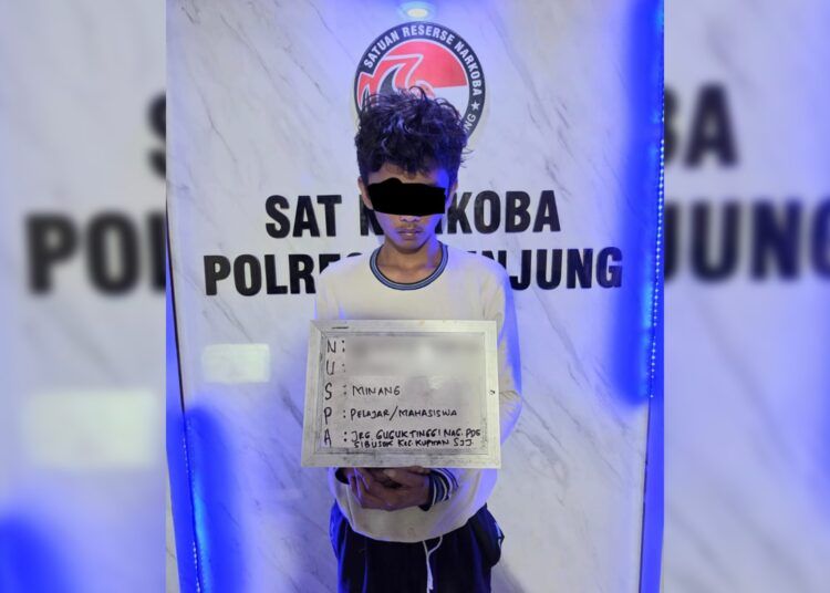 Polisi menangkap pemuda inisial FA, usia 19 tahun, terduga pemakai sabu-sabu di sebuah warung di kawasan Simpang SPBU Kumanis, Jorong Alam, Nagari Kumanis, Kecamatan Sumpur Kudus, Kabupaten Sijunjung, Sumatera Barat, pada Kamis (25/6/2026) malam. Foto: Polres Sijunjung