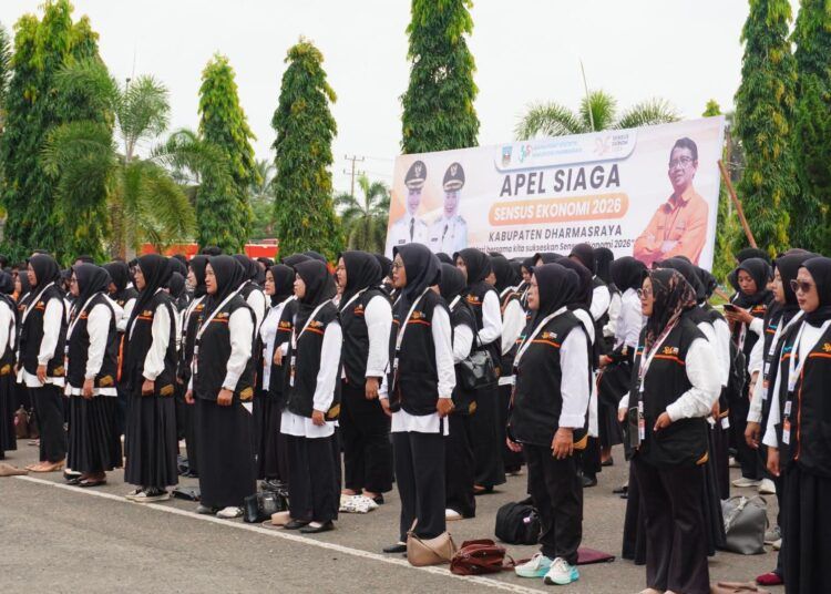 Wakil Bupati Dharmasraya, Leli Arni, memimpin Apel Siaga Pelaksanaan Sensus Ekonomi (SE) 2026 di Halaman Kantor Bupati Dharmasraya, Jumat (26/6/2026).