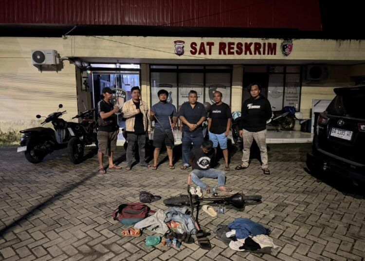 Polisi mengamankan Ilwandi alias Wan Kentung beserta dua unit sepeda yang diduga hasil tindak pidana pencurian dalam Operasi Sikat Singgalang 2026.